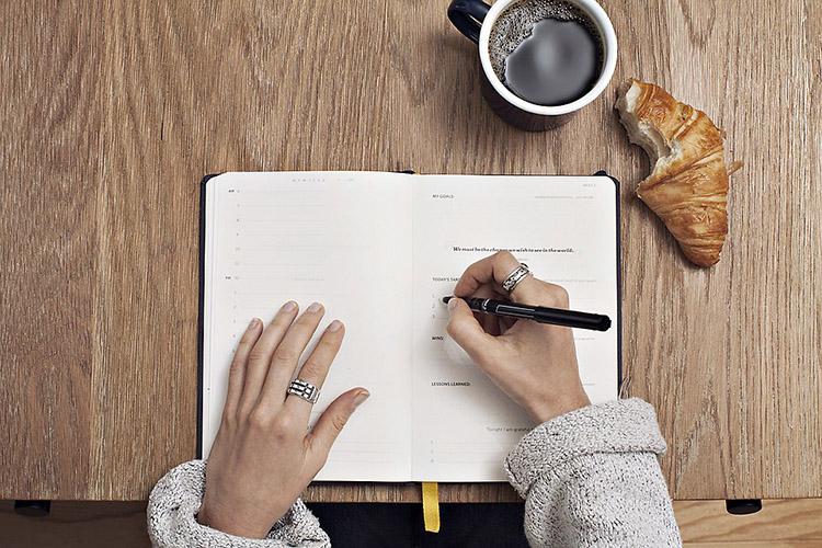 organize lista metas papel caneta escrevendo