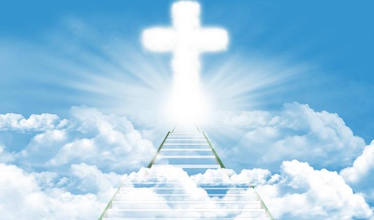 A foto mostra uma escada que vai em direção a uma cruz no céu como se fosse o caminho para um trono. A foto ilustra a existência de um dos 7 céus