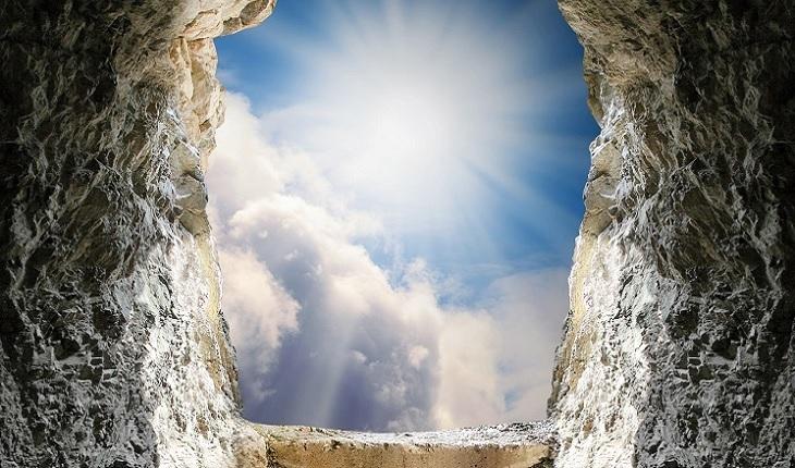 A foto mostra uma caverna como sendo porta de entrada para o céu. A foto ilustra a existência de um dos 7 céus