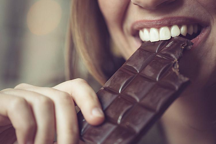 mulher comendo chocolate 