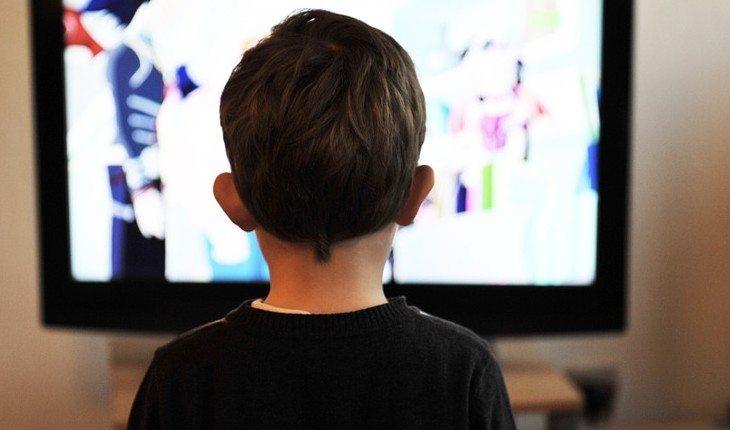 Criança vendo televisão