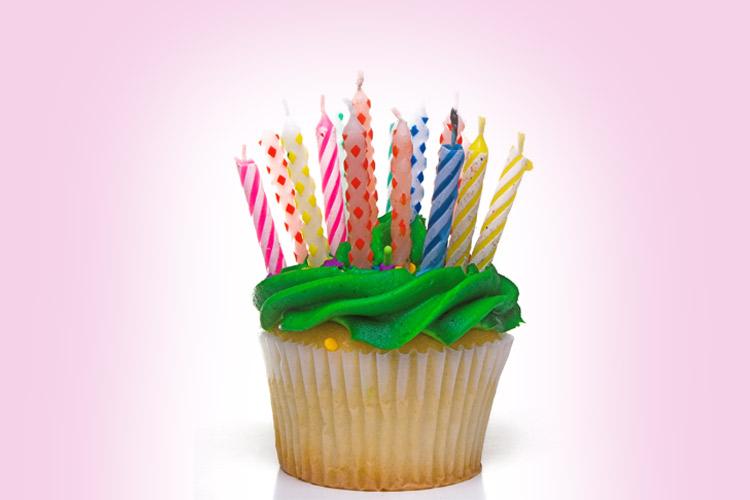 cupcake com velas de aniversário coloridas