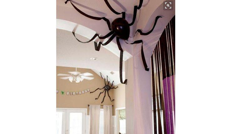 Na foto há uma ideia de decoração de Halloween de aranhas