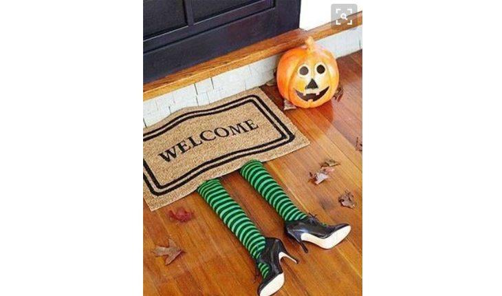 Na foto há uma ideia de decoração de Halloween com itens decorativos na entrada da casa
