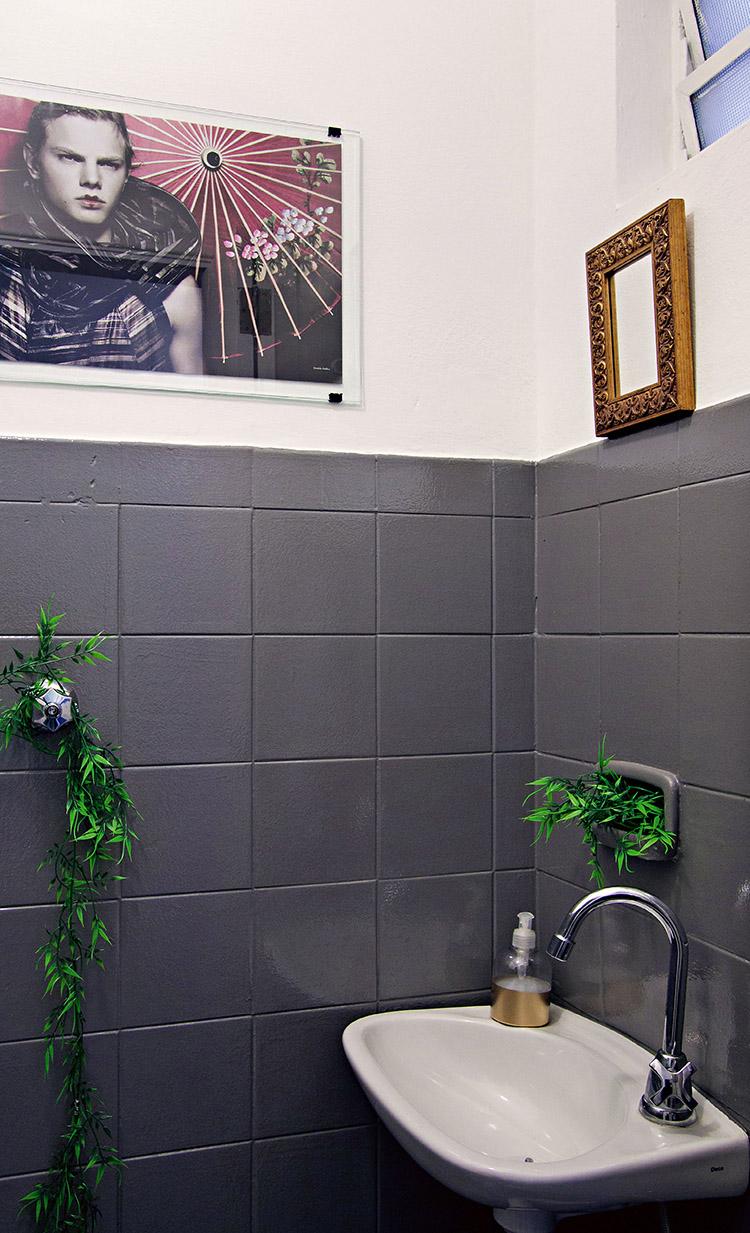 Azulejos pintados cinza banheiro