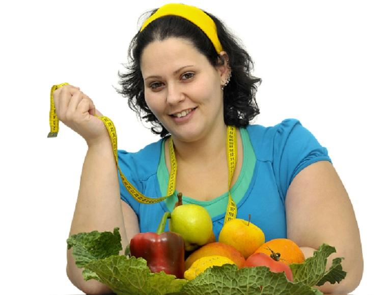 mulher com uma cesta de frutas