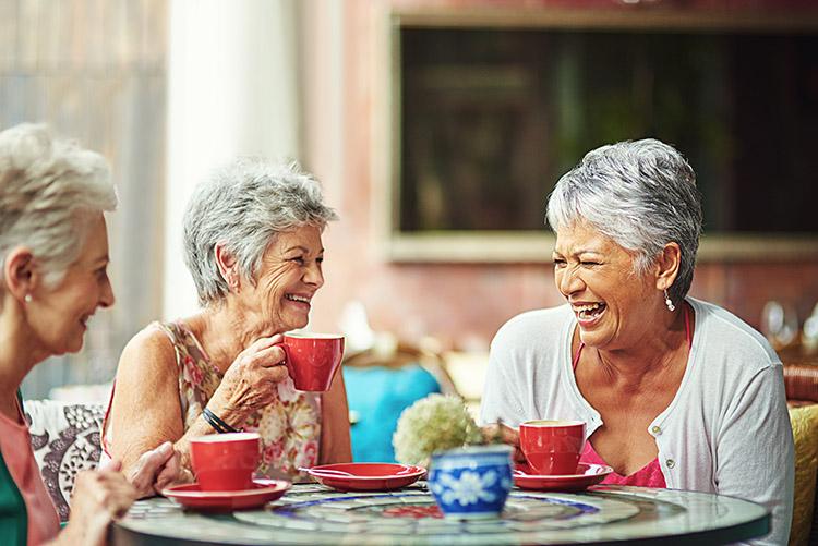 3 idosas tomando chá 