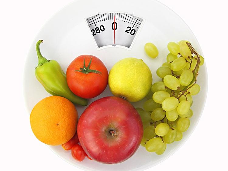 Alimentos, frutas, sobre a balança, fundo branco