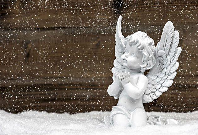 estatua de anjo em uma paisagem com neve