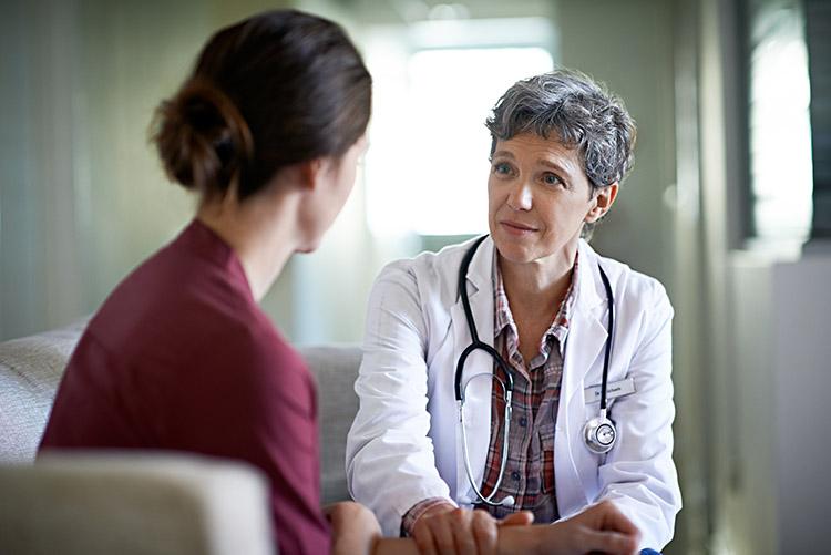 mulher conversando com sua médica