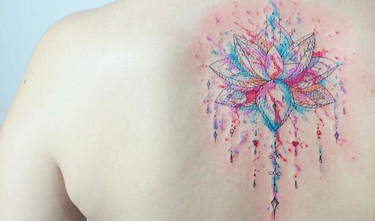 tatuagem aquarela de flor de lotus