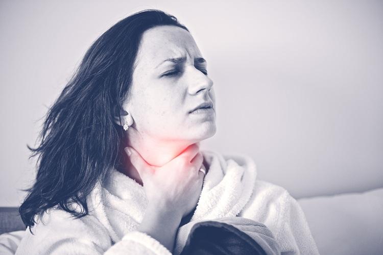 mulher com dor na garganta 