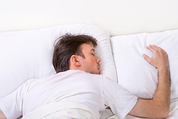 homem-dormindo-bruco-travesseiro-cama