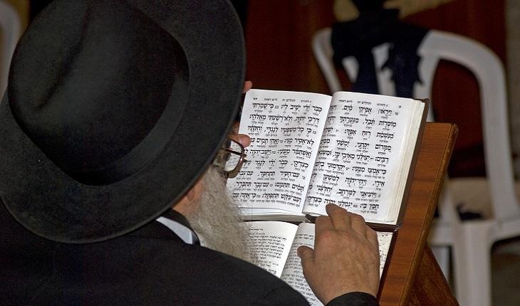 A foto mostra um homem idoso lendo o Torah. Tipos de exorcismo