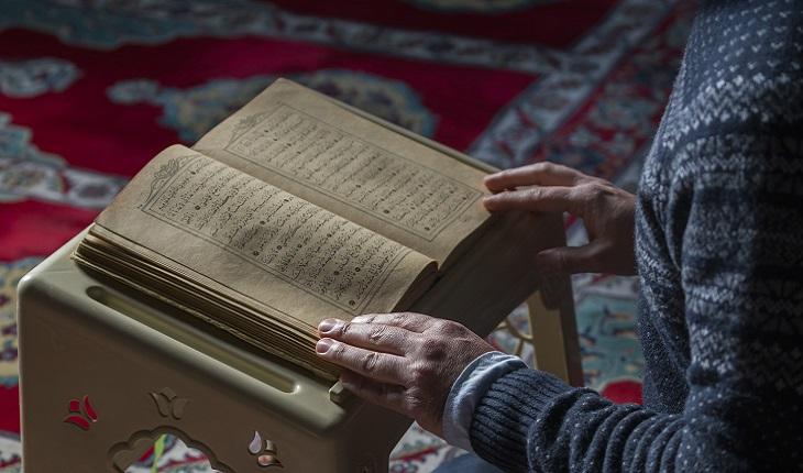 A foto mostra um homem muçulmano lendo o Alcorão. Tipos de exorcismo