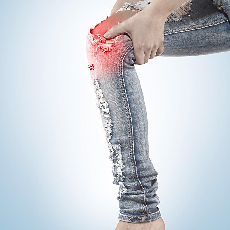 pessoa com dor no joelho devido artrite