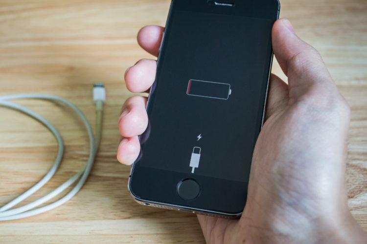 mao-segurando-celular-smartphone-iphone-sem-bateria-dicas-sistema-iOS 10-otimizar-bateria