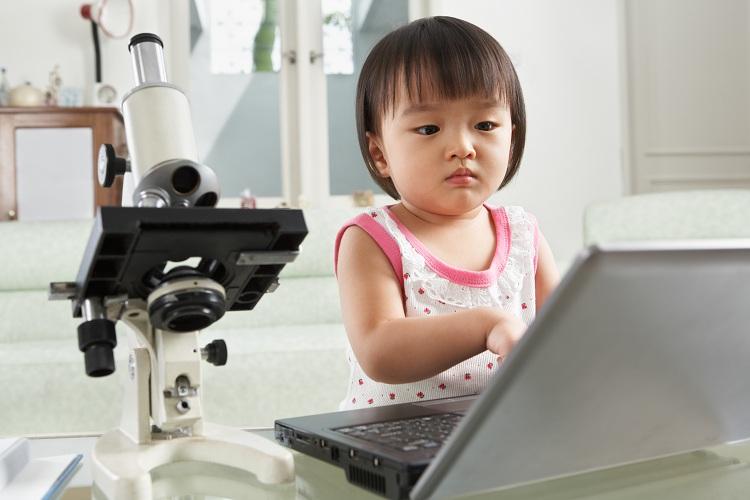 menina-criança-computador-microscópio-memória-tecnologias