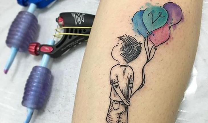 tatuagem aquarela de menino com balãos