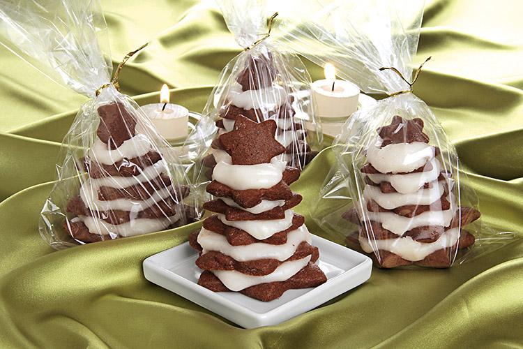 Miniarvore de Natal de Biscoitos de Chocolate em um pratinho quadrado branco e em saquinhos plásticos