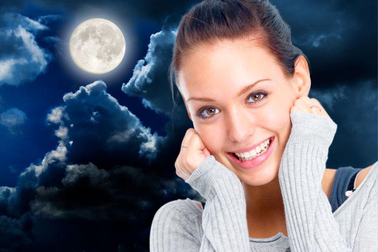 montagem mulher feliz e lua