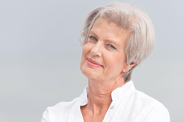 mulher idosa com cabelos brancos assumidos em um corte joãozinho