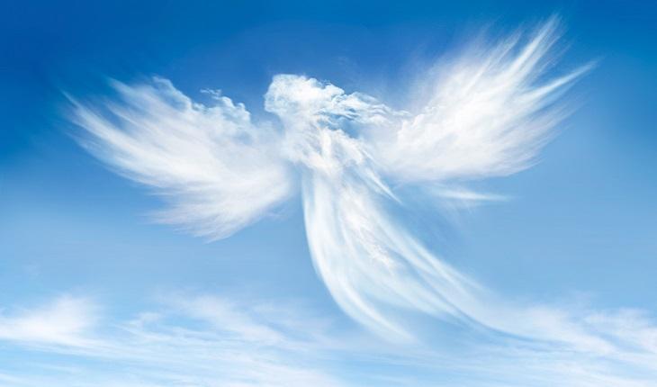 A foto mostra uma nuvem em forma de anjo. A foto ilustra a existência de um dos 7 céus