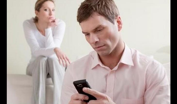 Mulher olhando marido usar celular