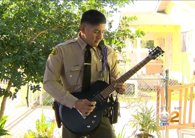 Policial tocando guitarra