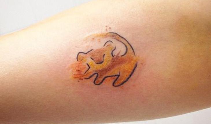 tatuagem aquarela de rei leão