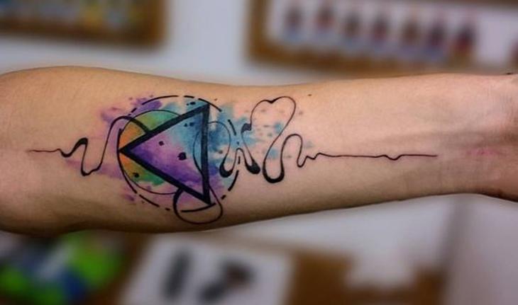 tatuagem aquarela de triângulo