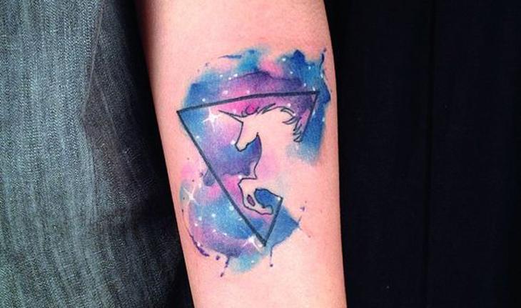 tatuagem aquarela de triângulo e unicórnio
