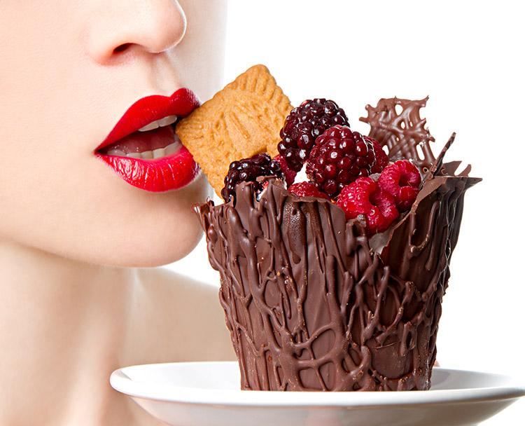 Mulher  comendo bolo chocolate
