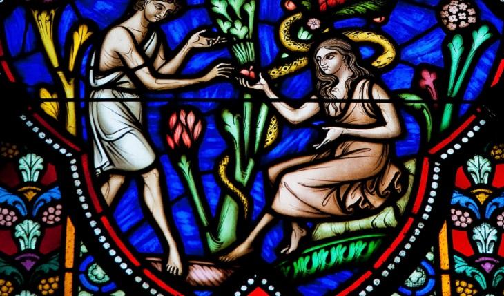 A foto mostra um vitral com Adão e Eva. A foto ilustra a existência de um dos 7 céus