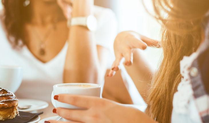 mulheres tomando café e gesticulando