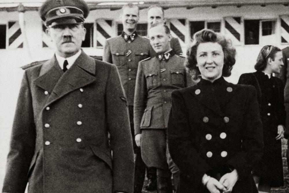 Hitler ao lado de Eva Braun em uma cerimônia do Partido Nazista