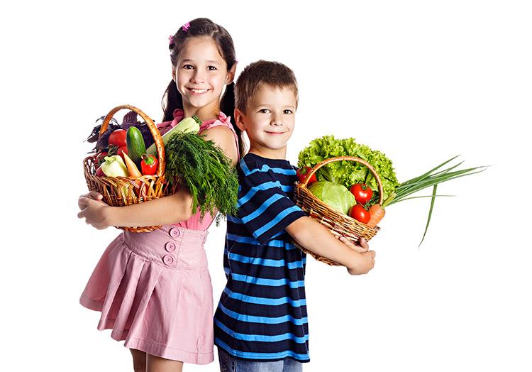 criancas carregando sacola legumes frutas