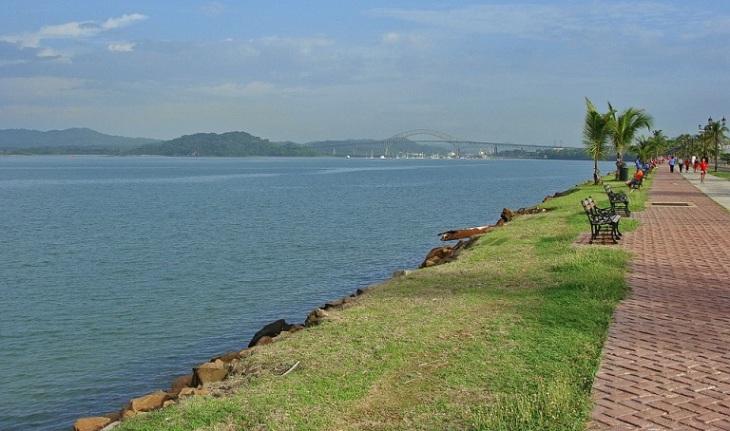 Vista da Calzada de Amador, com o horizonte da Baía do Panamá.