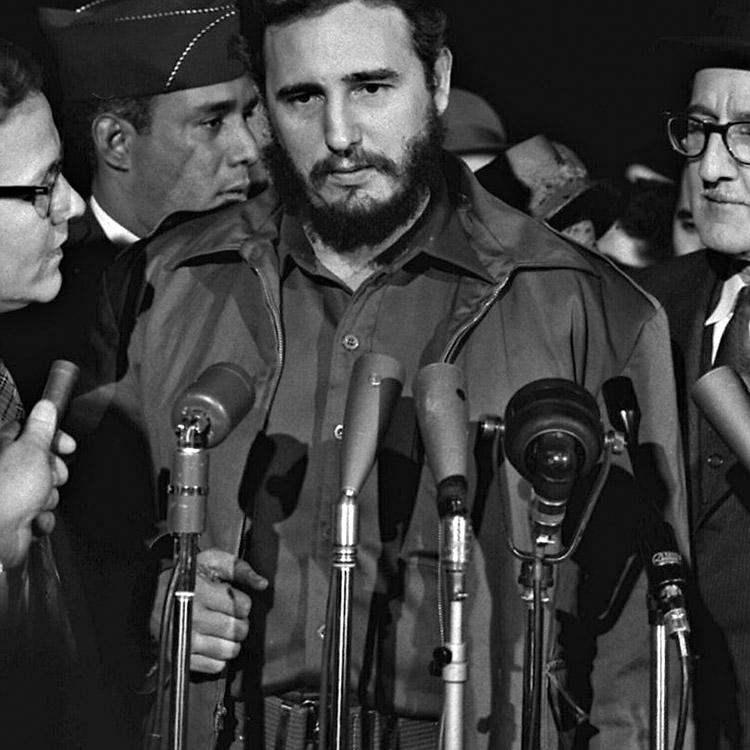 Fidel Castro, discurso, microfones, preto e branco