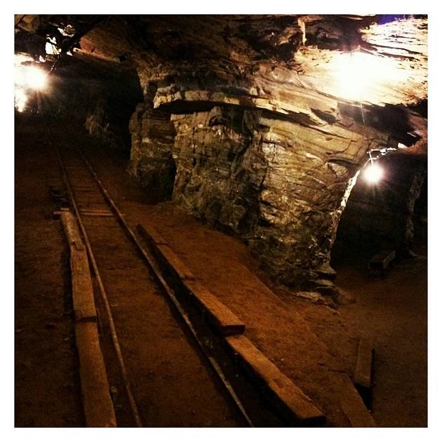 foto do interior de Mina de Passagem, uma mina do período do ciclo do ouro aberta a visitação
