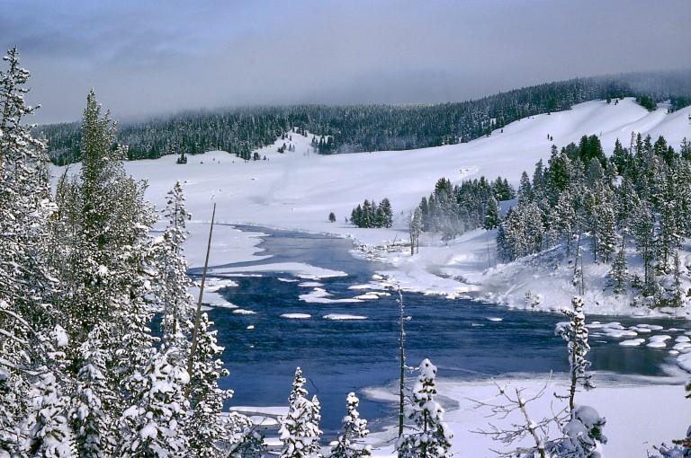 Vista de um rio parcialmente congelado do Parque Nacional de Yellowstone no inverno.