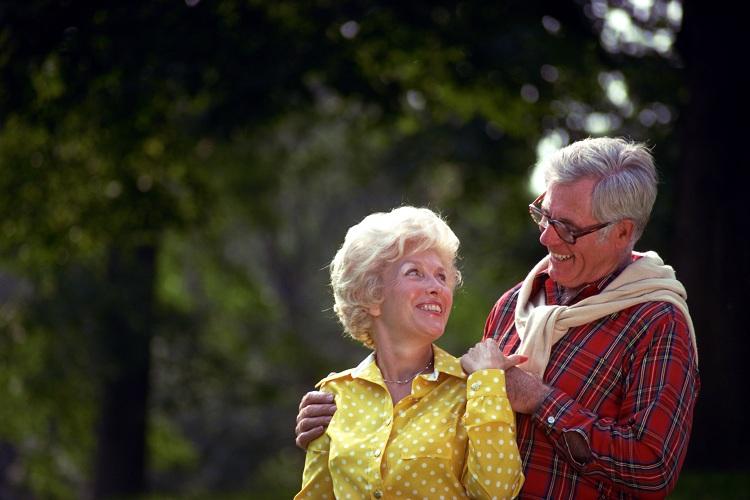 Alzheimer casal idosos passeio