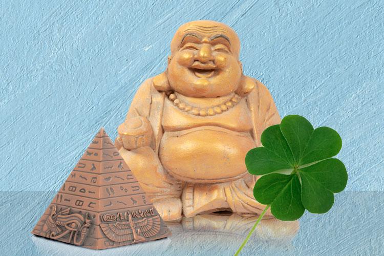 Amuletos poderosos: imagem de Buda, trevo-de-quatro-folhas e pirâmide