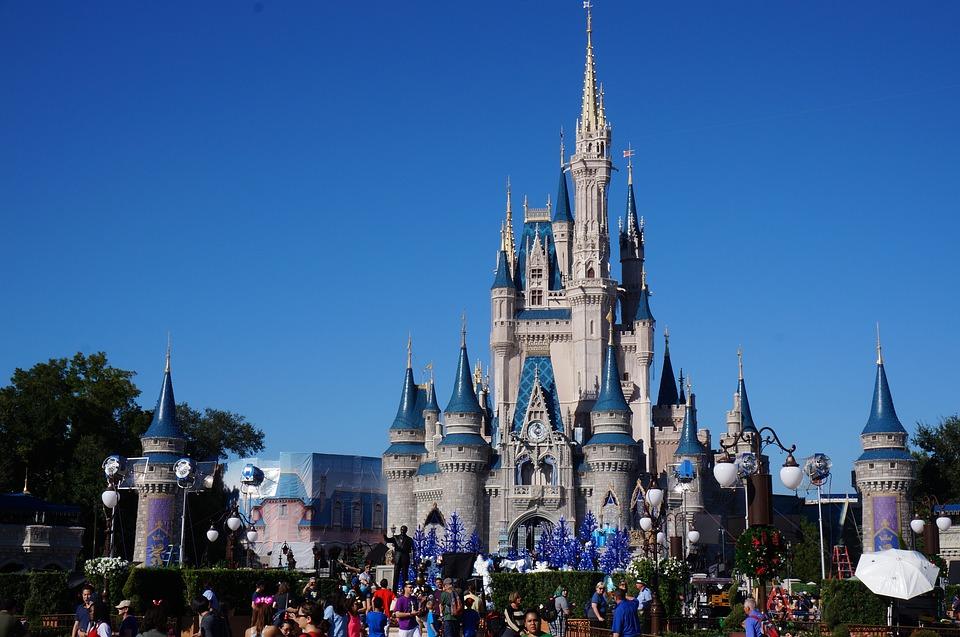 Foto da entrada do castelo do Walt Disney World em dia ensolarado