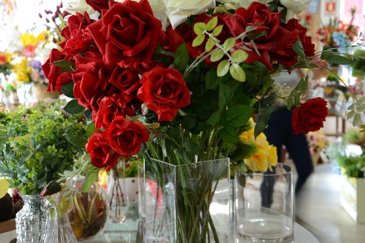 Arranjos de flores são opção para decorar a casa para festas | Alto Astral