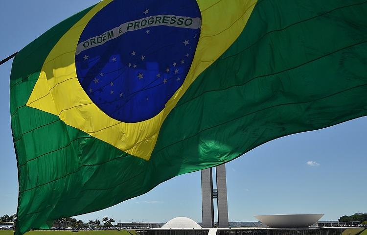 bandeira do brasil sendo hasteada
