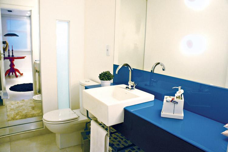 Banheiro pequeno com chuveiro escondido e espelho grande