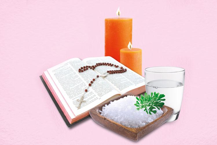 uma imagem com ilustração de vários elementos, como bíblia, terço, vela, arruda, água benta e sal grosso