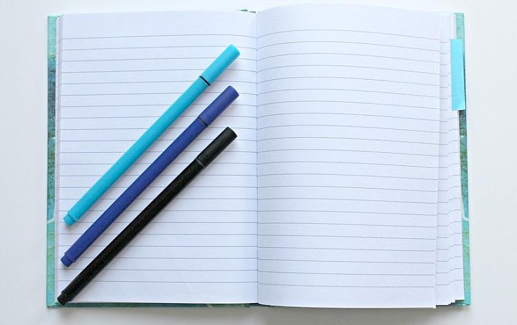 caderno canetas estudar nova língua