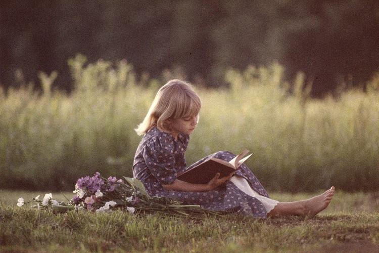 campo-menina-crianca-livro-leitura